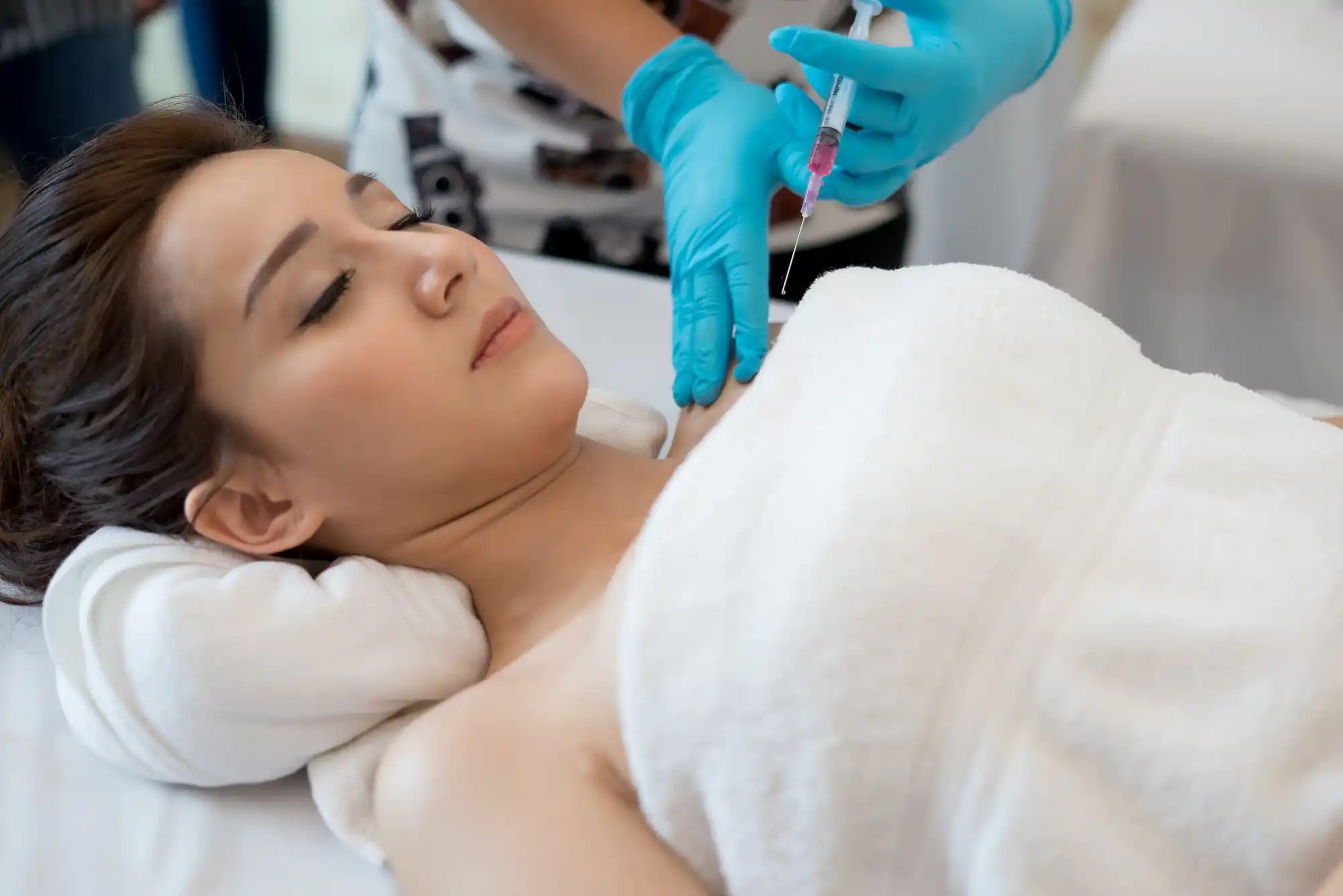 Aplicação de botox na região do colo e pescoço em paciente feminina