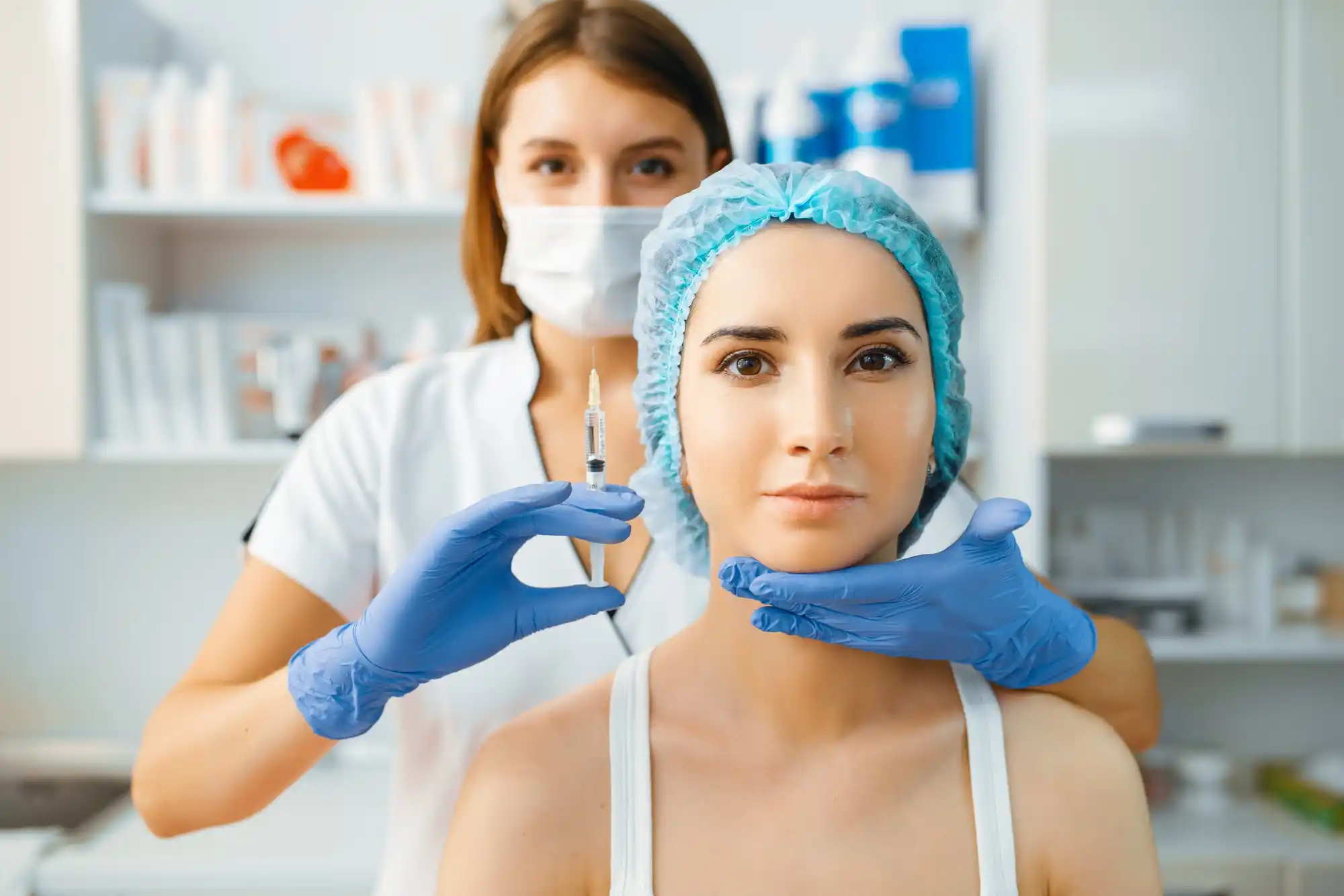 Profissional preparando paciente para aplicação de botox facial