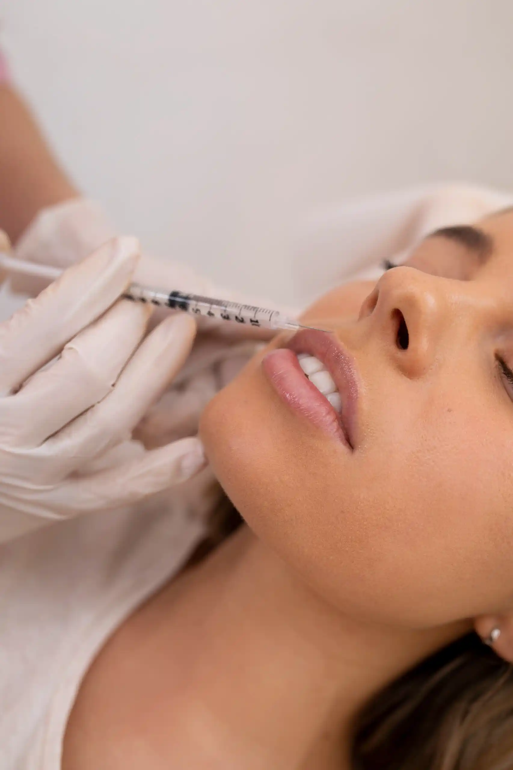 Mulher recebendo preenchimento labial na MBel Estética Avançada